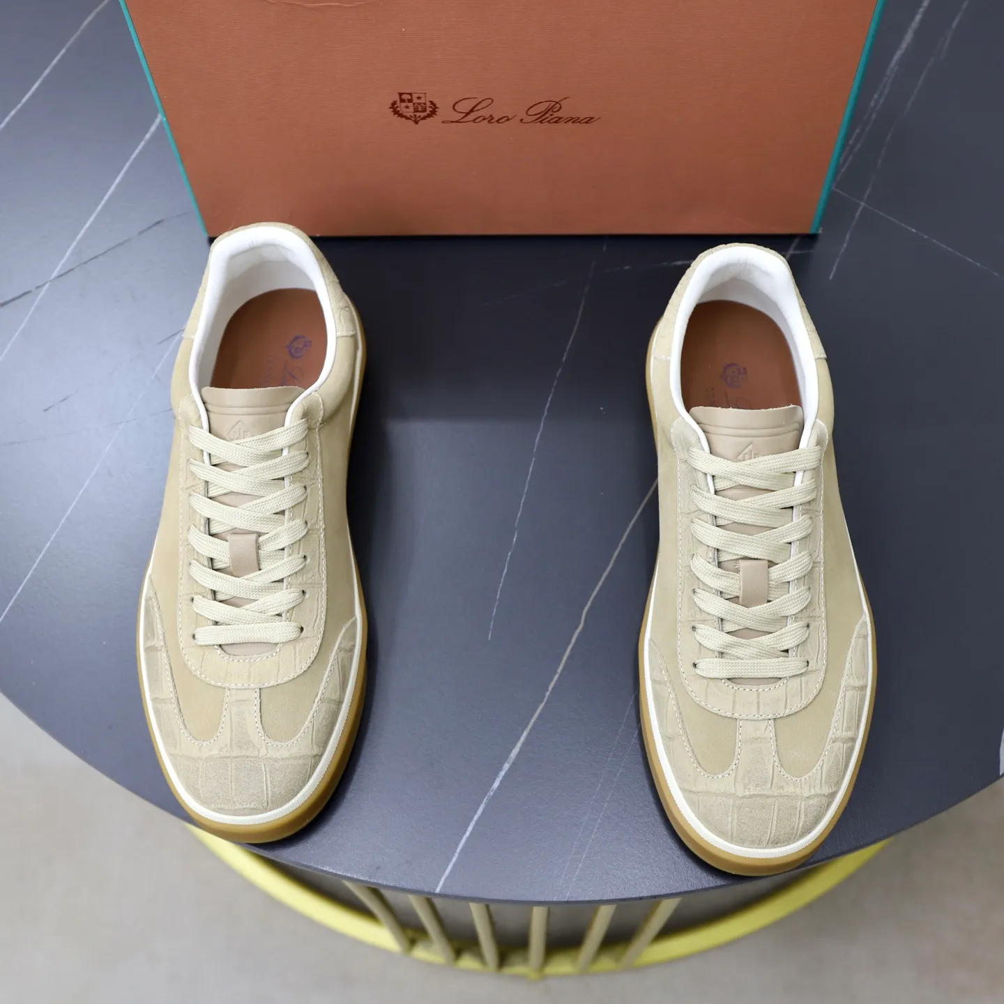 Ex-factory price: 560💰Loro Piana Tennis Walk men’s moral training sneakers! These new textured leather tennis shoes feature an ultra-low-top design for year-round wear and are water-resistant. The wrapped sole creates an effortlessly attractive color combination that harmoniously blends functionality with understated style. The ideal footwear option for urban dressing. The heel is decorated with a soft calfskin tongue with Kummel color inserts and an embossed LP logo. Cotton shoelaces. Material: Upper: Gray woven stitching with cowhide accents! Sole: Rubber lining: Cow leather original rubber sole, excellent foot comfort, complete package! Size: 38-39-40-41-42-43-44 leather shoe size (4546 can be customized)